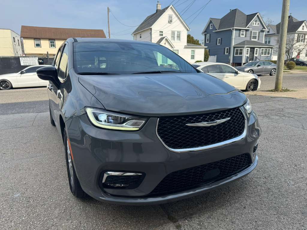 2025 Chrysler Pacifica Select's photo